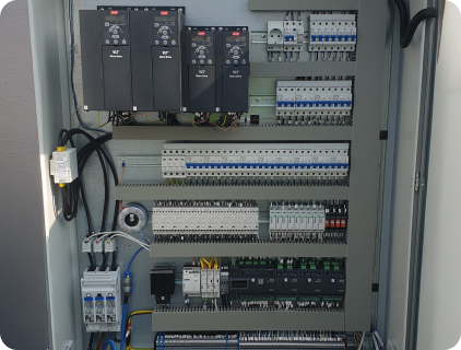 Przykład interfejsu sterownika PLC i panelu HMI używanych w systemach automatyki przemysłowej HVAC